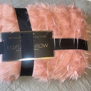 Member's Mark Luxury Faux Fur Throw 60 inch X 70 inch, color Blush